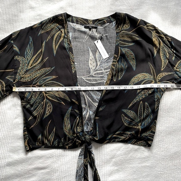 OLIVACEOUS Leaf Pattern Tie Front Bell Sleeve  Crop Top Size Small - Picture 6 of 8